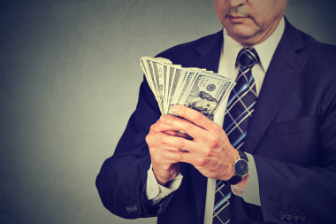 一名中年商人數(shù)錢