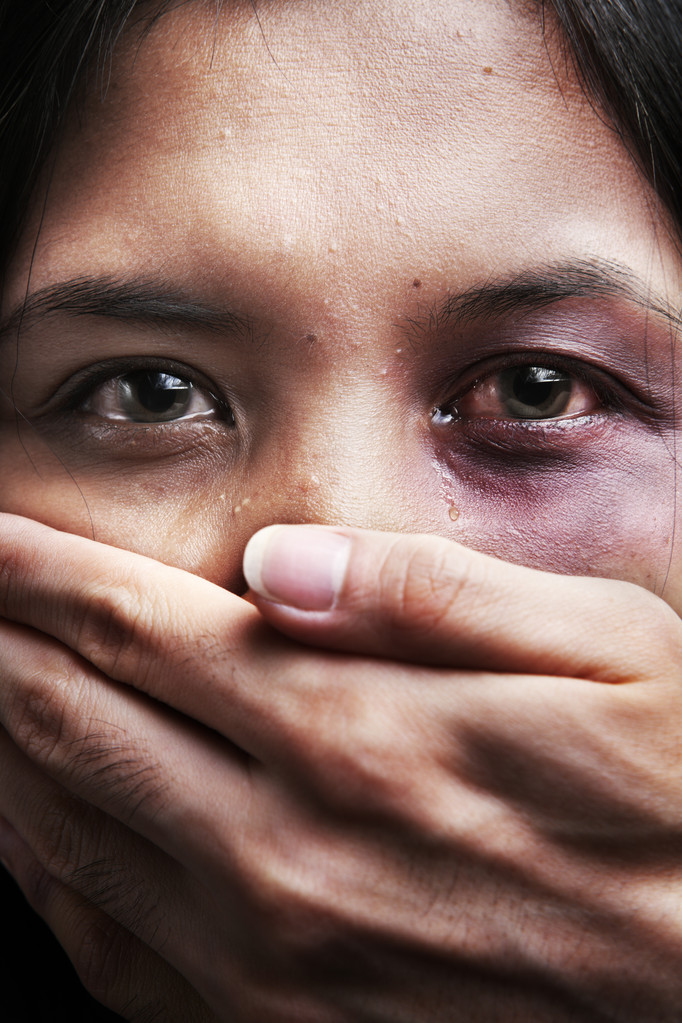女子被绑架并被滥用