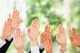 在绿色背景上举手图片