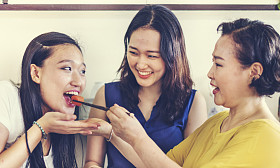 女儿和母亲概念照片