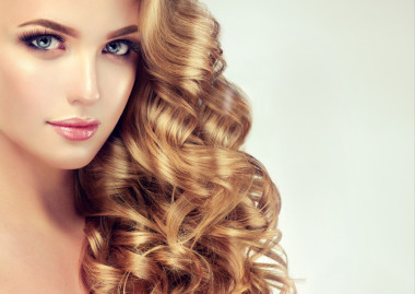 長(zhǎng)著長(zhǎng)卷發(fā)的女孩圖片