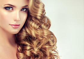 长着长卷发的女孩图片