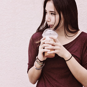 女人喝饮料图片
