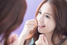 微笑牙齿牙线的女人图片