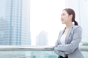 业务的女人微笑和期待