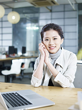 年轻的亚洲业务女人的画像