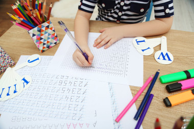 學(xué)畫(huà)畫(huà)的小女孩 