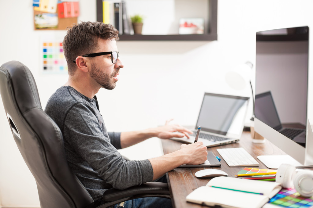 使用两台计算机的人图片