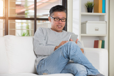 使用移動電話的人圖片