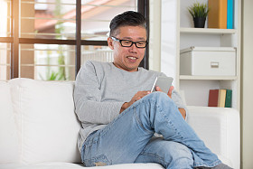 使用移动电话的人图片