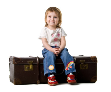 寶寶坐在一個舊的手提箱圖片