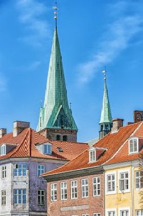 赫尔辛格教堂后面建筑物照片