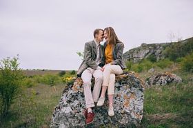 坐在石头上的恩爱夫妻图片