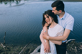 热恋中拥抱湖附近的情侣照片