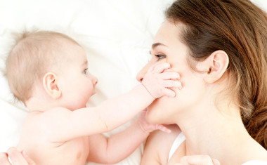 快樂(lè)家庭母親和嬰兒圖片