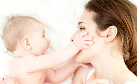 快乐家庭母亲和婴儿图片