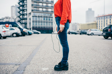 女人帶著耳機聽音樂圖片