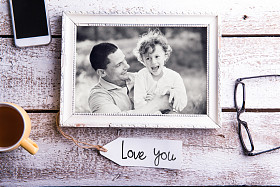 父亲日作文。照片的父亲与儿子在框架