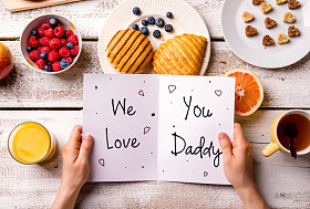 父亲一天组成。贺卡和早餐