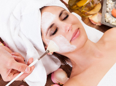 美麗的年輕女子，讓面膜圖片