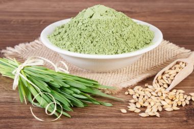 堆年輕粉大麥，大麥草和谷物在黃麻畫(huà)布上，木質(zhì)的背景