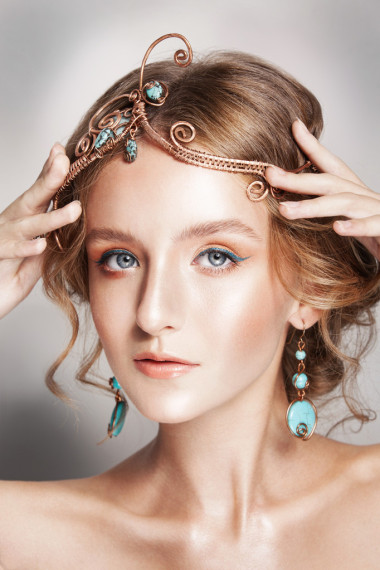 金發(fā)碧眼的美麗女人肖像與金黃色的頭發(fā)飾