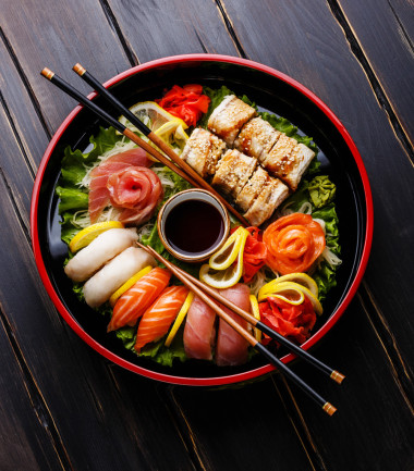 在傳統(tǒng)的日本板壽司套