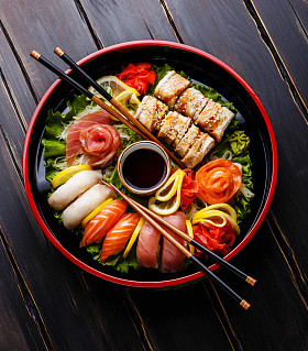 在传统的日本板寿司套