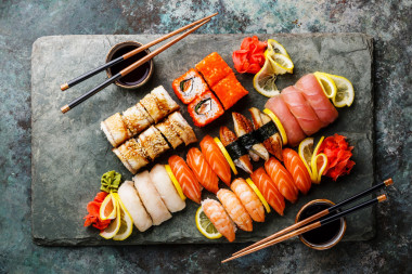 壽司套的飯和壽司卷圖片