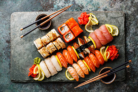 寿司套的饭和寿司卷图片