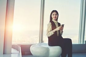 女人用手机查邮件