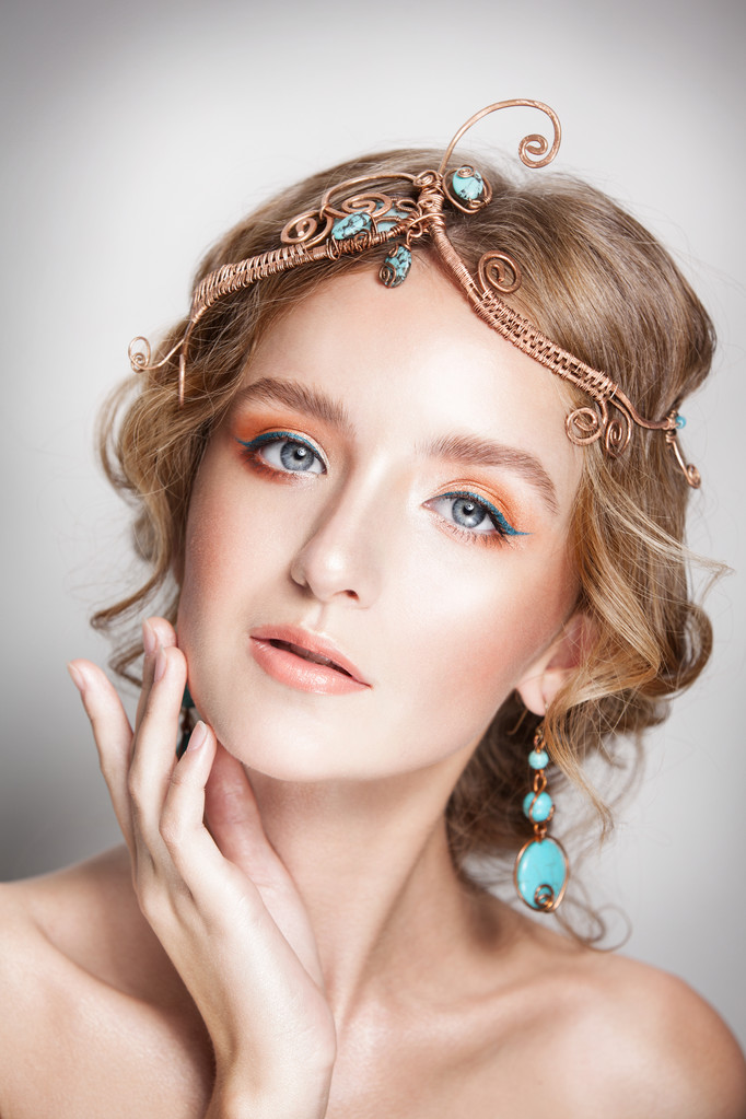金发碧眼的美丽女人肖像与金黄色的头发饰 金发碧眼的美丽女人肖像与金黄色的头发饰