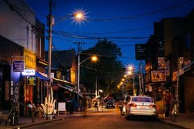 晚上，在肯辛顿市场，在多伦多，肯辛顿大道上