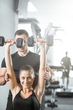 女人做健身私人教练的帮助下