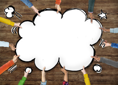 多民族手里捧著云