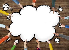 多民族手里捧着云