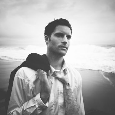 沙灘上散步的商人照片