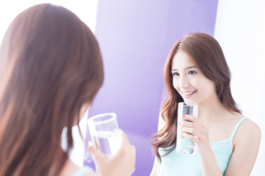 女人喝水