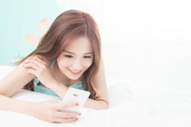 使用智能手機的女人圖片