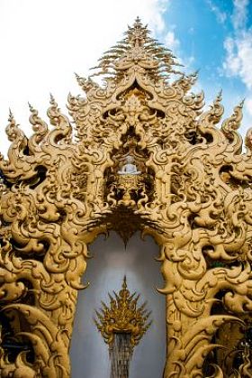 黄金装饰一个片段。清莱，泰国