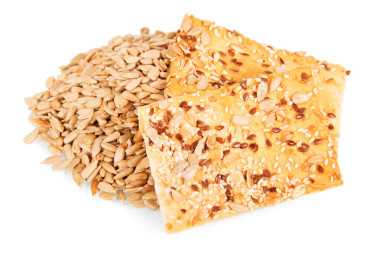 孤立的向日葵种子、 亚麻和芝麻种子脆脆饼干