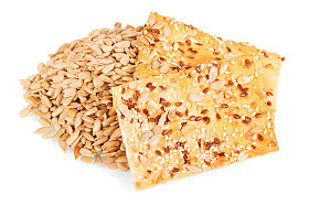 孤立的向日葵种子、 亚麻和芝麻种子脆脆饼干