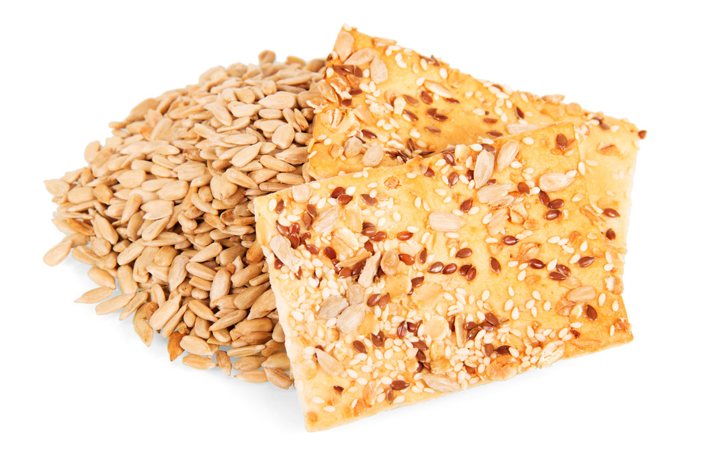 孤立的向日葵种子、 亚麻和芝麻种子脆脆饼干 孤立的向日葵种子、 亚麻和芝麻种子脆脆饼干