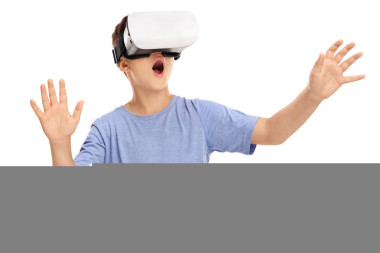 驚訝的男孩看著一個虛擬現(xiàn)實的護目鏡