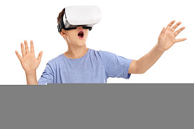 惊讶的男孩看着一个虚拟现实的护目镜