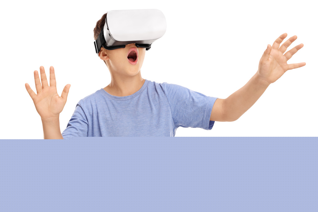 惊讶的男孩看着一个虚拟现实的护目镜 惊讶的男孩看着一个虚拟现实的护目镜
