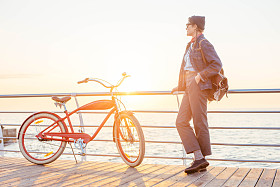 与老式自行车的女人照片