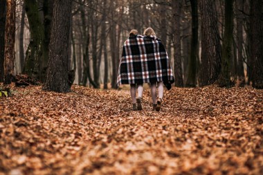 在森林中的兩個(gè)金發(fā)碧眼的孿生姐妹