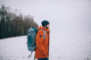 在冬天的曠野上行走有胡子的人