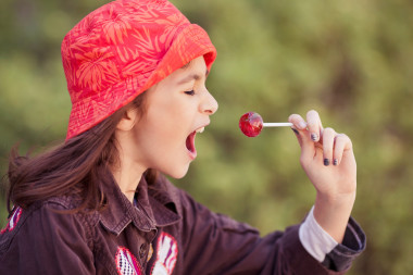 用糖果橙色帽的女孩圖片